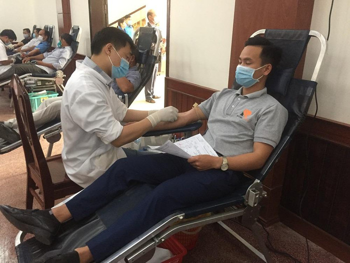 Gần 400 cán bộ, công chức, viên chức, đoàn viên thanh niên, lực lượng vũ trang và người dân tại thị xã Hương Trà (tỉnh Thừa Thiên Huế) tham gia hiến máu tình nguyên. (Ảnh: Xuân Trường) Gần 400 cán bộ, công chức, viên chức, đoàn viên thanh niên, lực lượng vũ trang và người dân tại thị xã Hương Trà (tỉnh Thừa Thiên Huế) tham gia hiến máu tình nguyên. (Ảnh: Xuân Trường)