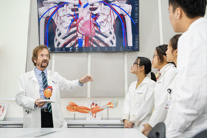 Sinh viên VinUni được thực hành liên tục tại Trung tâm mô phỏng VinUni – nơi được thiết kế và xây dựng như một bệnh viện với hơn 30 phòng đào tạo đa dạng, hiện đại theo chuẩn quốc tế Sinh viên VinUni được thực hành liên tục tại Trung tâm mô phỏng VinUni – nơi được thiết kế và xây dựng như một bệnh viện với hơn 30 phòng đào tạo đa dạng, hiện đại theo chuẩn quốc tế