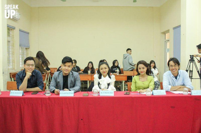 Sự có mặt của 5 vị giám khảo quyền lực mang đến không khí cuộc thi hấp dẫn hơn. Sự có mặt của 5 vị giám khảo quyền lực mang đến không khí cuộc thi hấp dẫn hơn.