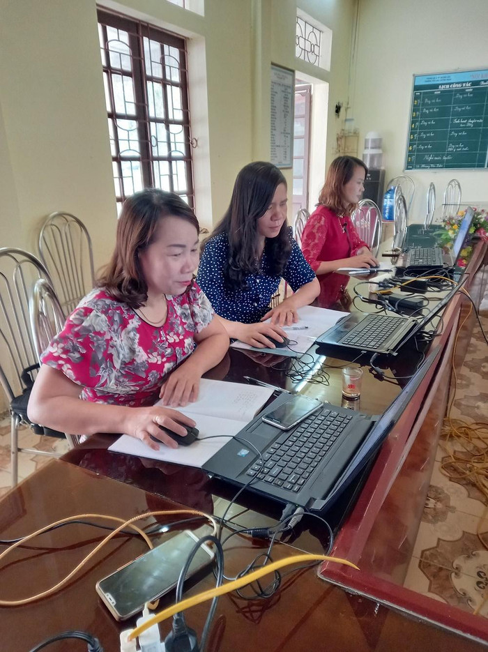 Giáo viên Trường Tiểu học Quỳnh Ngọc - Quỳnh Lưu- Nghệ An đang xây dựng bài học STEM. (Ảnh do tác giả cung cấp) Giáo viên Trường Tiểu học Quỳnh Ngọc - Quỳnh Lưu- Nghệ An đang xây dựng bài học STEM. (Ảnh do tác giả cung cấp)