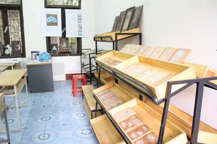 Bục giảng ở đây thay vì bảng đen, phấn trắng sẽ là những mẫu sản phẩm của bộ môn Mỹ nghệ truyền thống. Ảnh: Trung Dũng Bục giảng ở đây thay vì bảng đen, phấn trắng sẽ là những mẫu sản phẩm của bộ môn Mỹ nghệ truyền thống. Ảnh: Trung Dũng