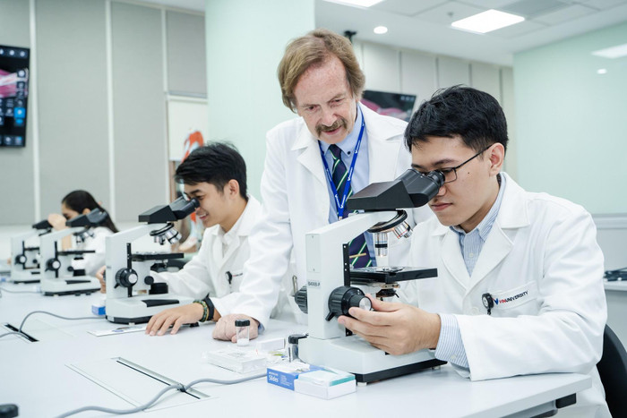 Sinh viên ngành điều dưỡng được tạo điều kiện tốt nhất để trau dồi kỹ năng, trình độ, phong thái làm việc, đảm bảo chất lượng đầu ra đạt chuẩn quốc tế Sinh viên ngành điều dưỡng được tạo điều kiện tốt nhất để trau dồi kỹ năng, trình độ, phong thái làm việc, đảm bảo chất lượng đầu ra đạt chuẩn quốc tế