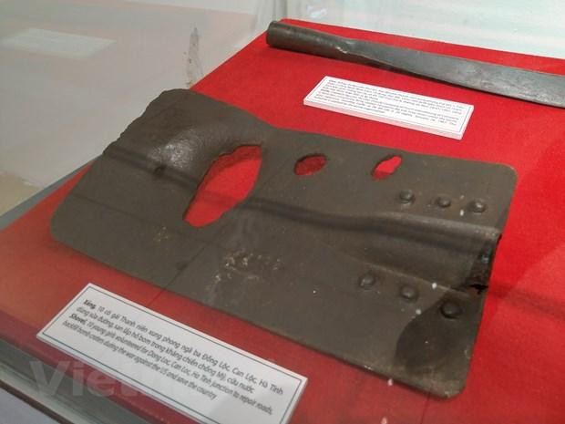 Chiếc xẻng 10 cô gái ngã ba Đồng Lộc dùng sửa đường trong kháng chiến chống Mỹ. Ảnh: Minh Thu/Vietnam+) Chiếc xẻng 10 cô gái ngã ba Đồng Lộc dùng sửa đường trong kháng chiến chống Mỹ. Ảnh: Minh Thu/Vietnam+)