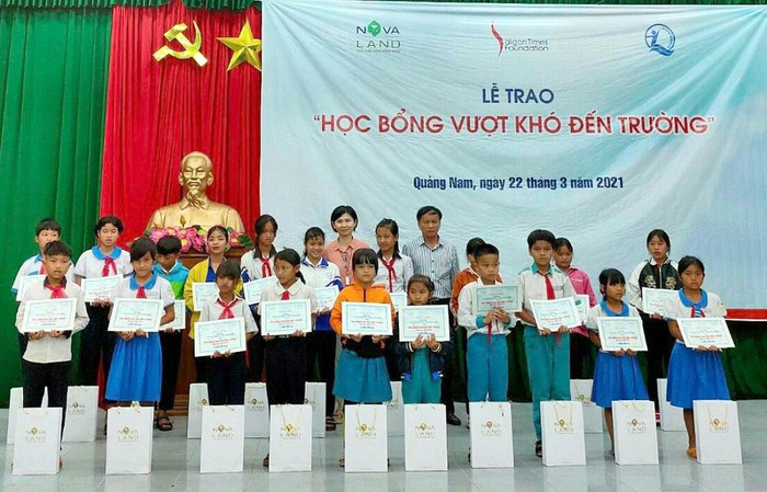 Tập đoàn Novaland thông qua Quỹ bảo trợ trẻ em Việt Nam và Quỹ STF - Phạm Phú Thứ trao tặng 95 phần học bổng cho học sinh tại huyện Nam Trà My Tập đoàn Novaland thông qua Quỹ bảo trợ trẻ em Việt Nam và Quỹ STF - Phạm Phú Thứ trao tặng 95 phần học bổng cho học sinh tại huyện Nam Trà My