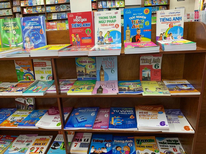 Việc giao giáo viên chọn sách giáo khoa có hợp lý không? (Ảnh minh họa: Vương Thủy) Việc giao giáo viên chọn sách giáo khoa có hợp lý không? (Ảnh minh họa: Vương Thủy)