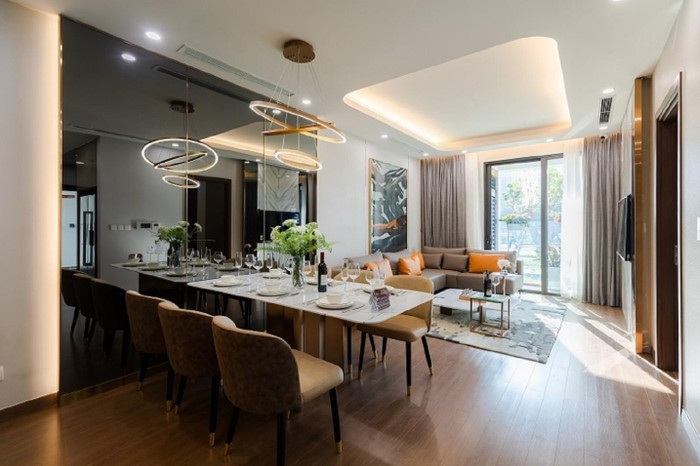 Phòng khách và phòng ăn được thiết kế liên thông, sở hữu không gian thoáng sáng khi kết nối trực tiếp với logia. Ánh sáng mang nguồn sinh khí mạnh mẽ vào bên trong căn hộ.