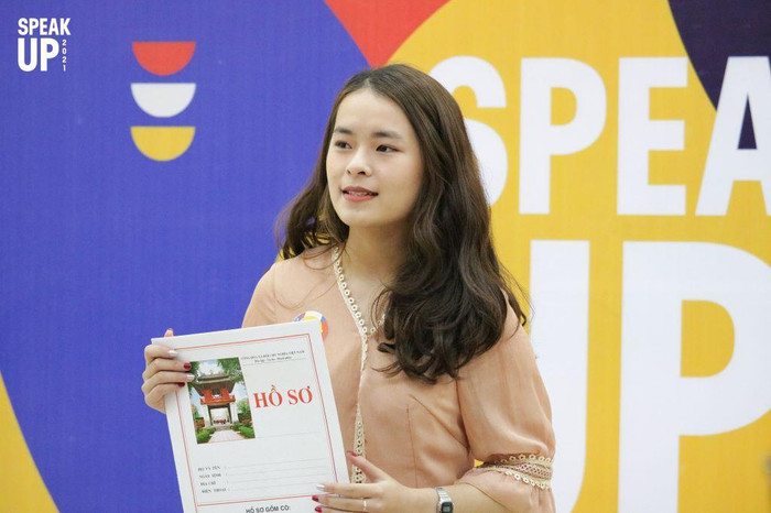 Thí sinh Phương Uyên đã khéo léo dẫn dắt từ bộ hồ sơ xin việc đến “hồ sơ xin việc tốt” là lòng nhân ái của người dân Việt Nam. Thí sinh Phương Uyên đã khéo léo dẫn dắt từ bộ hồ sơ xin việc đến “hồ sơ xin việc tốt” là lòng nhân ái của người dân Việt Nam.