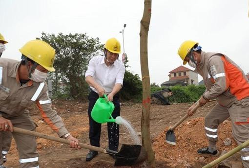 Ông Lê Văn Trang – Phó tổng Giám đốc tham gia trồng cây cùng cán bộ công nhân viên PC Vĩnh Phúc Ông Lê Văn Trang – Phó tổng Giám đốc tham gia trồng cây cùng cán bộ công nhân viên PC Vĩnh Phúc