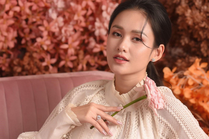 Kim cương 8 Hearts and 8 Arrows rực rỡ khiến trang sức “Blooming Rose” tỏa sáng. Kim cương 8 Hearts and 8 Arrows rực rỡ khiến trang sức “Blooming Rose” tỏa sáng.