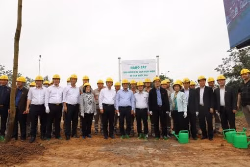 Các đại biểu chụp ảnh lưu niệm