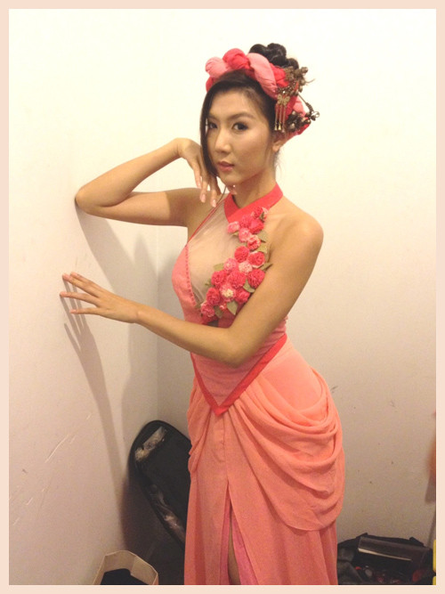 Kỹ nữ Ngọc Quyên tạo dáng bên... bờ tường. Kỹ nữ Ngọc Quyên tạo dáng bên... bờ tường.