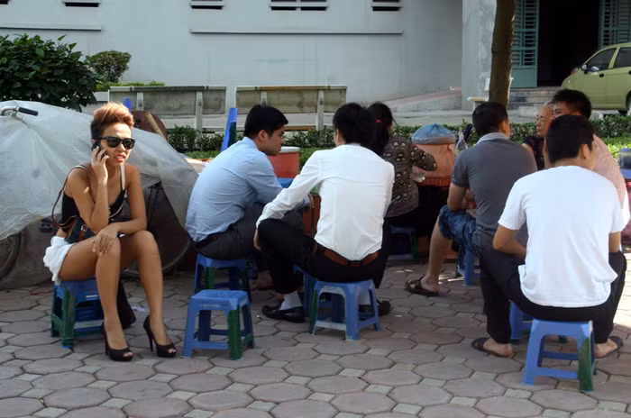 Ngồi trà đá khoảng 20 phút, Thảo Trang vội vã lên taxi vì có hẹn với ai đó. Ngồi trà đá khoảng 20 phút, Thảo Trang vội vã lên taxi vì có hẹn với ai đó.