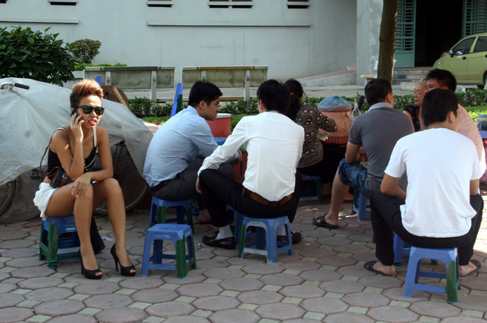 Ngồi trà đá khoảng 20 phút, Thảo Trang vội vã lên taxi vì có hẹn với ai đó. Ngồi trà đá khoảng 20 phút, Thảo Trang vội vã lên taxi vì có hẹn với ai đó.