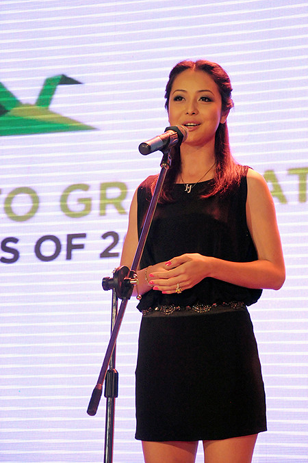 Jennifer Phạm thu hút ánh nhìn khi tham dự một sự kiện tối 7/5, tại khách sạn Daewoo Hà Nội. Đặc biệt, ngón tay áp út xuất hiện môt chiếc nhẫn tinh xảo - mà theo một số nguồn tin, đây là chiếc nhẫn đính hôn mà bạn trai mới của cô dành tặng. Jennifer Phạm thu hút ánh nhìn khi tham dự một sự kiện tối 7/5, tại khách sạn Daewoo Hà Nội. Đặc biệt, ngón tay áp út xuất hiện môt chiếc nhẫn tinh xảo - mà theo một số nguồn tin, đây là chiếc nhẫn đính hôn mà bạn trai mới của cô dành tặng.