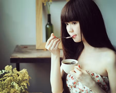 Thời gian trước đây, Ngọc Trinh chủ yếu xuất hiện với hình ảnh “nữ hoàng nội y” nóng bỏng, đầy gợi cảm nhưng gần đây, Ngọc Trinh lại thường xuyên xuất hiện với những bộ ảnh ngây thơ trong sáng.