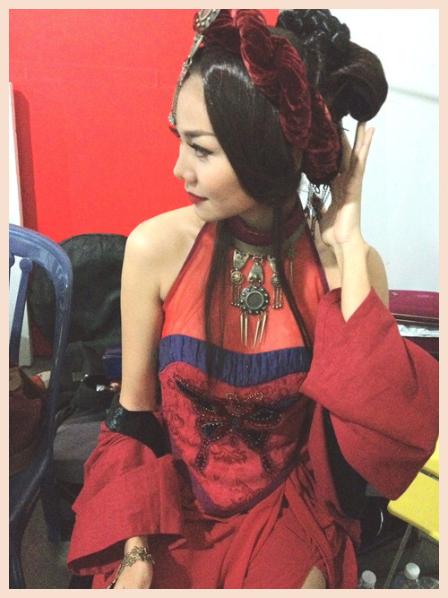 Đây là lần đầu tiên Thanh Hằng tham gia một bộ phim cổ trang nên cô khá bất ngờ với hình ảnh mới mẻ của mình. Đây là lần đầu tiên Thanh Hằng tham gia một bộ phim cổ trang nên cô khá bất ngờ với hình ảnh mới mẻ của mình.