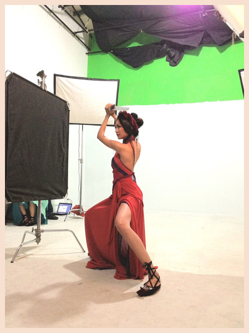 Kiều Thị vung gươm giơ oai nhưng lại để lộ đôi chân dài quyến rũ. Sau một năm chăm chỉ luyện tập võ thuật, chắc chắn Thanh Hằng sẽ có nhiều bất ngờ thú vị dành cho khán giả yêu điện ảnh. Kiều Thị vung gươm giơ oai nhưng lại để lộ đôi chân dài quyến rũ. Sau một năm chăm chỉ luyện tập võ thuật, chắc chắn Thanh Hằng sẽ có nhiều bất ngờ thú vị dành cho khán giả yêu điện ảnh.