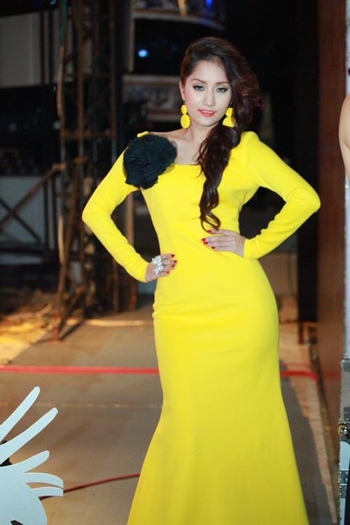 4. Khánh Thy Khánh Thy xuất phát là một diễn viên múa nên có lẽ vì thế mà phong cách thời trang của cô cũng rườm rà và màu sắc như những bộ phục trang trong nghề múa.. Phụ kiện yêu thích của Khánh Thy là những bông hoa dùng để cài áo, làm nơ, làm hoa tai. Việc sử dụng món đồ trang trí này một cách không hợp lý đã khiến cô tự làm xấu hình ảnh của mình. Việc phối kết hợp màu sắc quá tay trên một bộ trang phục cũng khiến cô luôn trông như một bình hoa di động.