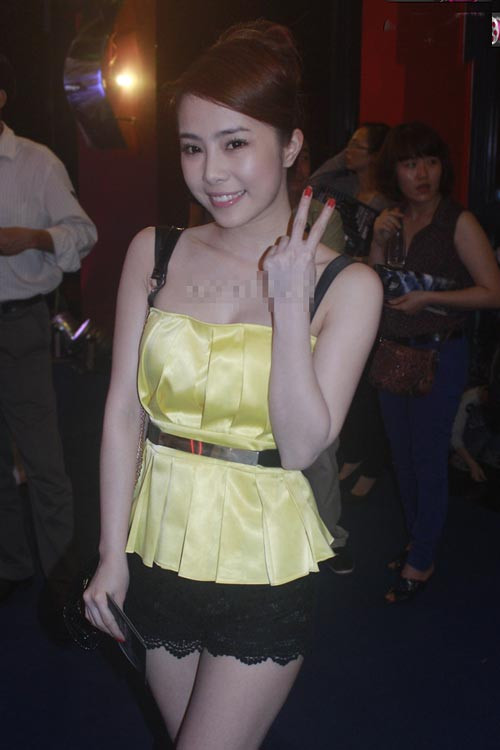 5. Quỳnh Nga Quỳnh Nga cũng là một người đẹp chưa biết cách tận dụng thời thế của mình. Cô có một thân hình mảnh dẻ, rất dễ lựa chọn trang phục. Thế nhưng cô lại trung thành với những bộ váy áo thiếu đi nét hiện đại làm giảm đi giá trị của cơ thể hoàn hảo của cô.