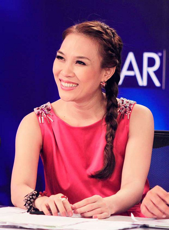 Tại những vòng loại, nữ giám khảo trẻ trung với mái tóc tết. Tại những vòng loại, nữ giám khảo trẻ trung với mái tóc tết.