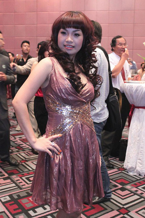 Bộ váy của Ngọc Khuê nhàu nhĩ chẳng khác gì vừa lấy trong máy giặt ra.