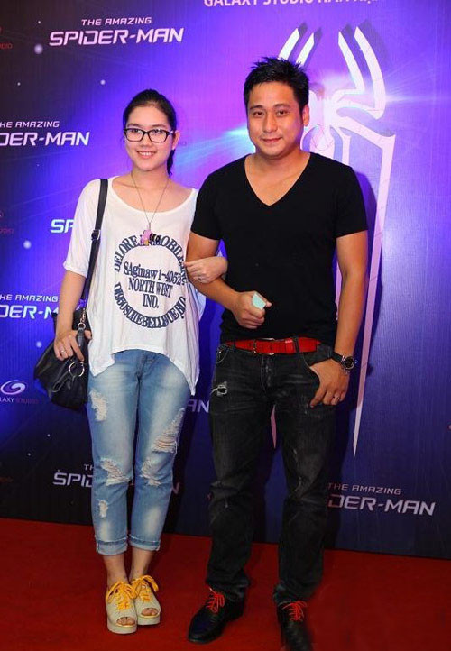 Vợ chồng Thùy Dương - Minh Tiệp luôn chuộng sự đơn giản, thoải mái khi tham gia các sự kiện. Tuy nhiên, nhiều lúc sự đơn giản ấy lại biến thành sự cẩu thả, xuề xòa trong cách ăn mặc.