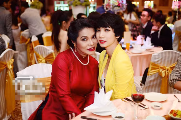 Xuân Lan cũng thường xuyên xuất hiện với gương mặt "bột mỳ trắng"