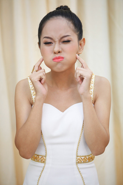 Khác với vẻ già dặn trên sân khấu, ngoài đời Hoàng Quyên rất 'xì tin'. Khác với vẻ già dặn trên sân khấu, ngoài đời Hoàng Quyên rất 'xì tin'.