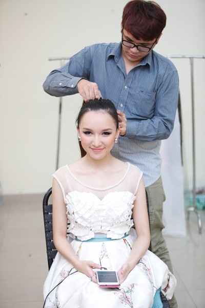 Không hề tỏ ra lo lắng hay áp lực trước giờ mở màn đêm gala đầu tiên, các thí sinh top 10 Vietnam Idol rất thoải mái và tự tin. Trong hậu trường, họ cười đùa vui vẻ để chuẩn bị tinh thần thật tốt cho đêm thi. Cao Thanh Thảo My 'ngoan ngoãn' ngồi yên để chuyên gia tạo kiểu tóc phù hợp với nội dung ca khúc 'Tôi tìm thấy tôi' mà cô trình bày. Không hề tỏ ra lo lắng hay áp lực trước giờ mở màn đêm gala đầu tiên, các thí sinh top 10 Vietnam Idol rất thoải mái và tự tin. Trong hậu trường, họ cười đùa vui vẻ để chuẩn bị tinh thần thật tốt cho đêm thi. Cao Thanh Thảo My 'ngoan ngoãn' ngồi yên để chuyên gia tạo kiểu tóc phù hợp với nội dung ca khúc 'Tôi tìm thấy tôi' mà cô trình bày.