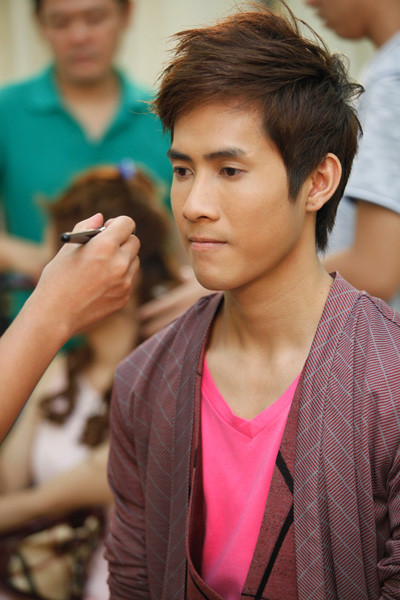 Chàng trai sinh ra trong một làng quê ở Ninh Bình - Nguyễn Thanh Hưng - cũng phải tập làm quen với son, phấn khi bước chân vào con đường ca hát. Chàng trai sinh ra trong một làng quê ở Ninh Bình - Nguyễn Thanh Hưng - cũng phải tập làm quen với son, phấn khi bước chân vào con đường ca hát.