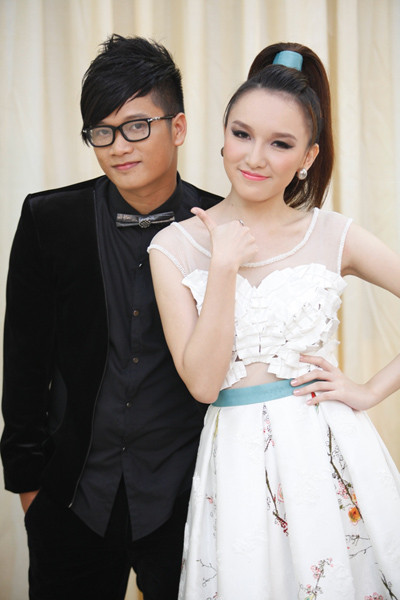 Sau khi hoàn tất, Miss Teen tạo dáng bên Anh Quân. Sau khi hoàn tất, Miss Teen tạo dáng bên Anh Quân.