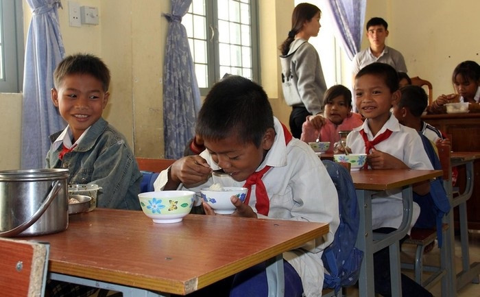 Học sinh vui vẻ với bữa ăn trưa tự túc miễn phí (Ảnh: thanhnien.vn) Học sinh vui vẻ với bữa ăn trưa tự túc miễn phí (Ảnh: thanhnien.vn)