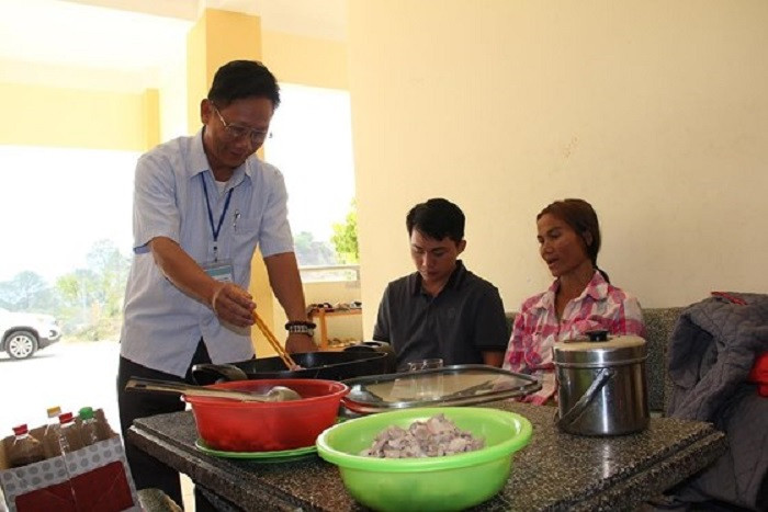 Giáo viên tự tay nấu ăn cho các em học sinh (Ảnh: SGGP.VN) Giáo viên tự tay nấu ăn cho các em học sinh (Ảnh: SGGP.VN)