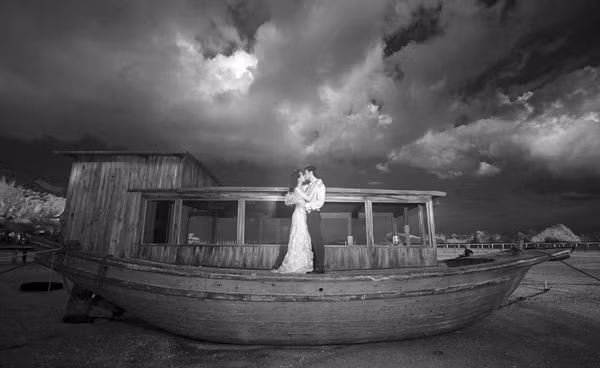 Tuy nhiên, infrared có những đòi hỏi khắt khe về khung cảnh và màu sắc nên chưa có nhiều nơi áp dụng kỹ thuật này trong việc chụp ảnh cưới.