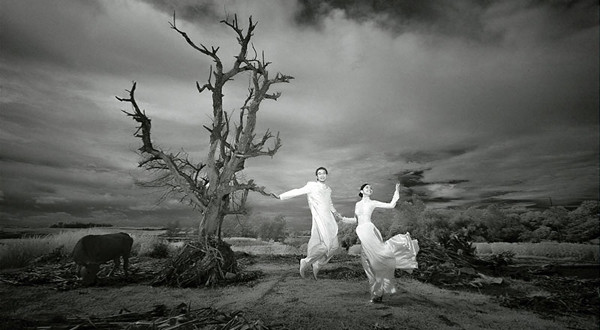 Hồng ngoại có nghĩa là “dưới mức đỏ” (đỏ là màu sắc có bước sóng dài nhất trong ánh sáng thường) mà con người không thấy được. Khi chụp ảnh bằng kỹ thuật này, các nhiếp ảnh gia sử dụng một camera đủ độ nhạy để bắt ánh sáng hồng ngoại, một kính lọc chặn loại bỏ tất cả ánh sáng thường như Wratten 89B và phần mềm biên tập ảnh. Sau đó, họ có thể ghi lại những hình ảnh trông hấp dẫn một cách dị thường, chẳng hạn màu xanh lá bị chuyển sang màu sáng trắng, tia nắng rực rỡ hơn còn làn da trở nên mịn màng, thậm chí mờ nhạt và có phần ma quái.