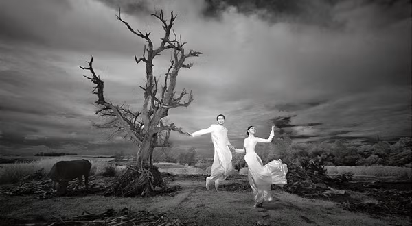 Hồng ngoại có nghĩa là “dưới mức đỏ” (đỏ là màu sắc có bước sóng dài nhất trong ánh sáng thường) mà con người không thấy được. Khi chụp ảnh bằng kỹ thuật này, các nhiếp ảnh gia sử dụng một camera đủ độ nhạy để bắt ánh sáng hồng ngoại, một kính lọc chặn loại bỏ tất cả ánh sáng thường như Wratten 89B và phần mềm biên tập ảnh. Sau đó, họ có thể ghi lại những hình ảnh trông hấp dẫn một cách dị thường, chẳng hạn màu xanh lá bị chuyển sang màu sáng trắng, tia nắng rực rỡ hơn còn làn da trở nên mịn màng, thậm chí mờ nhạt và có phần ma quái.