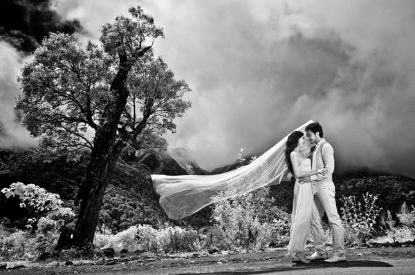 Với sự hỗ trợ của kỹ thuật chụp infrared, ảnh cưới của Hoa hậu Hoàn vũ Việt Nam trở nên lung linh, bí ẩn.