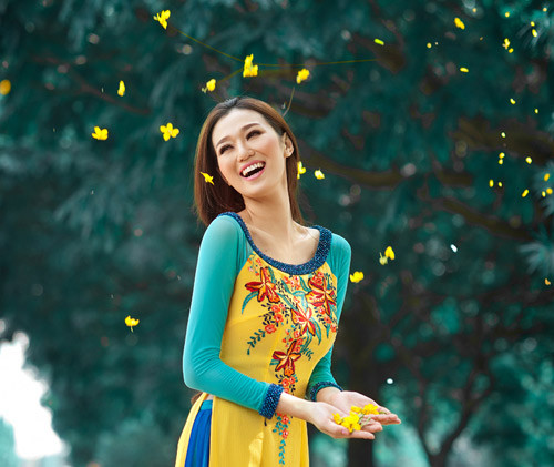 Với chiều cao 1m71 cùng các số đo 82 - 62 - 90, Khánh My đã thể hiện được thần thái và ý tưởng muốn chuyển tải của nhà thiết kế qua những cách tạo dáng chuyên nghiệp. (Theo Zing)