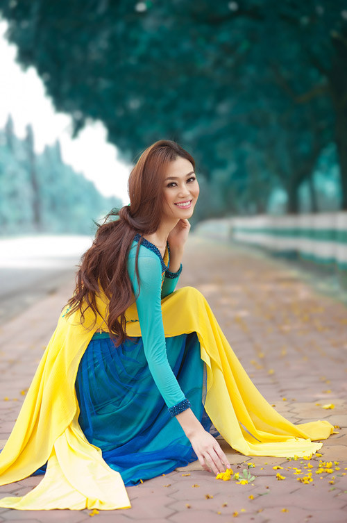 Người đẹp từng ẵm giải Hoa hậu áo dài tại cuộc thi Hoa hậu Việt Nam Hoàn cầu tại Mỹ 2011 Khánh My xuất hiện thật rạng ngời trong bộ áo dài hiện đại đầy màu sắc.