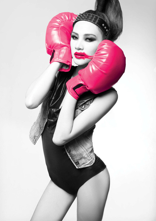 "Tôi không phù hợp với “sex”, không phù hợp với “sốc”. Tôi sẽ đi từ từ, chậm và chắc. Tôi nghĩ theo thời gian, sẽ đạt được vị trí mình mong muốn - giải bạc Siêu mẫu 2011 Ngọc Oanh chia sẻ (Theo 24h)