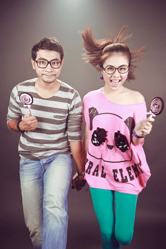 Huỳnh Đông có vẻ ngoài chất phác, nên khi vào vai một anh chàng "ngố", trông anh rất hợp vai. Còn Vân Trang rũ bỏ vẻ già dặn thường thấy trong các sự kiện, để trở về với đúng lứa tuổi của mình. (Theo Ngôi Sao)