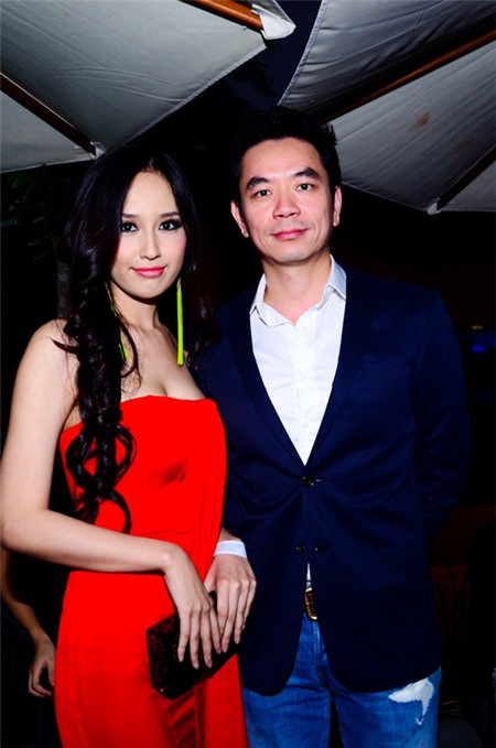 5. Mai Phương Thúy - Benny Ng Những ngày gần đây, người hâm mộ nhắc nhiều đến cái tên Benny Ng khi thấy đại gia này liên tục xuất hiện bên Hoa hậu 2006 Mai Phương Thúy với những cử chỉ quan tâm tình tứ. Cặp đôi "chân dài - đại gia" này luôn chứng tỏ được sức hút trong mỗi sự kiện với những thiết kế hàng hiệu, thể hiện đẳng cấp, sự lịch lãm và sang trọng.