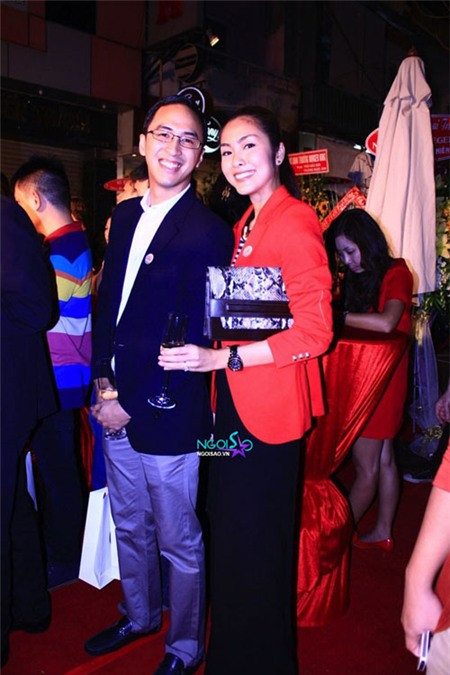 Sự "xứng đôi vừa lứa" của cặp đôi được thể hiện trên mọi khía cạnh từ tài năng, nhan sắc đến phong cách thời trang mỗi lần xuất hiện. Cả hai gây ấn tượng với những thiết kế giản dị nhưng vô cùng tinh tế và sang trọng.