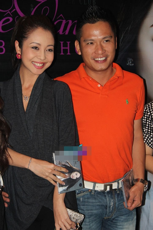 8. Vợ chồng Jennifer Phạm - Đức Hải Sau đám cưới lộng lẫy và xa hoa hồi cuối tháng 12/2012, vợ chồng Đức Hải - Jennifer Phạm hiếm khi góp mặt trong các sự kiện giải trí của giới showbiz. Tuy nhiên, nghĩ đến cặp đôi này, người ta sẽ nhắc nhiều đến sự đối lập giữa một Jennifer dịu dàng, mềm mại và một Đức Hải với gương mặt góc cạnh, nam tính.