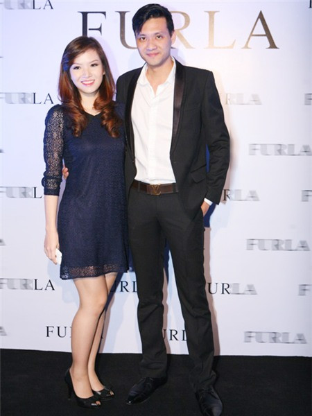 6. Vợ chồng Đan Lê - Khải Anh Vượt qua bao nhiêu sóng gió và thăng trầm, cuối cùng nữ diễn viên xinh đẹp Đan Lê cũng tìm được một bến đỗ bình yên bên cạnh chàng "hoàng tử" Khải Anh điển trai và tài năng. Dù không thường xuyên xuất hiện tại những sự kiện của showbiz, nhưng mỗi lần góp mặt là đôi vợ chồng trẻ này lại khiến nhiều người "ngây ngất", không chỉ bởi sự hạnh phúc ngọt ngào đôi lứa mà còn bởi những thiết kế mà cặp đôi lựa chọn khi đứng trước đám đông.