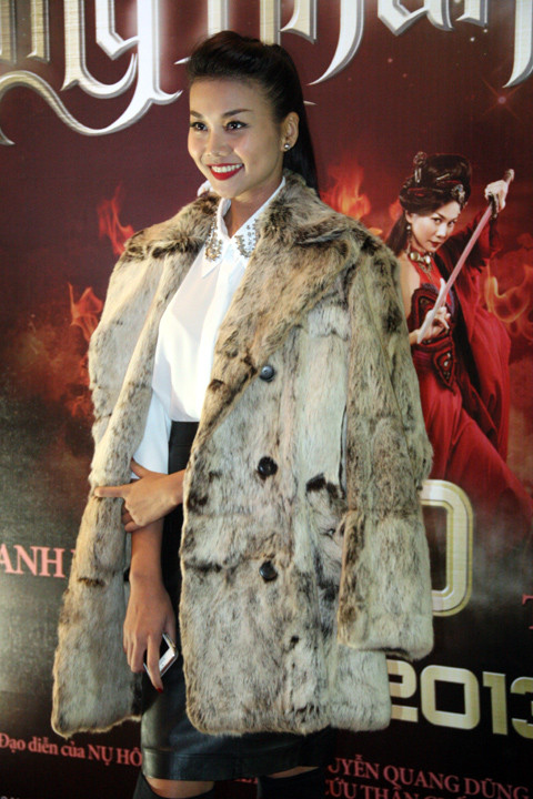Thanh Hằng nổi bật với chiếc áo choàng bằng lông. Thanh Hằng nổi bật với chiếc áo choàng bằng lông.
