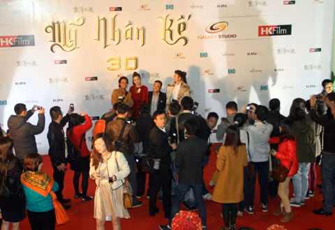 Dàn diễn viên Mỹ nhân kế trong vòng vây của phóng viên.