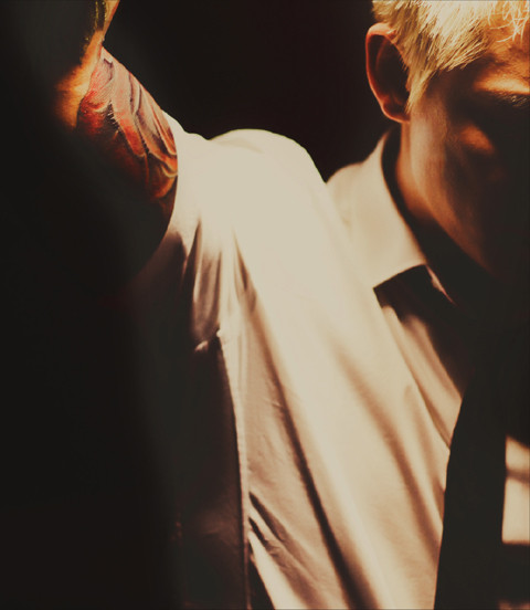 Những hình ảnh trong album khá lạ mắt: Tông màu tối, Tuấn Hưng nhuộm tóc bạc trắng, hình ảnh mờ nhòe.