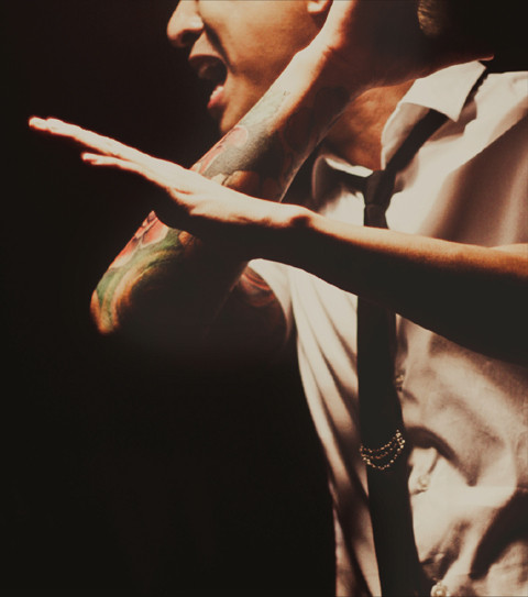 Nói về mái tóc này của mình, Tuấn Hưng chia sẻ: “Suốt bao nhiêu năm làm nghệ thuật, chưa bao giờ có một tấm ảnh nào của mình đưa lên mạng xã hội mà bị chê tơi bời như ảnh có mái tóc này".