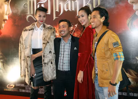 Các diễn viên cười tươi trong lễ ra mắt phim tại Hà Nội.